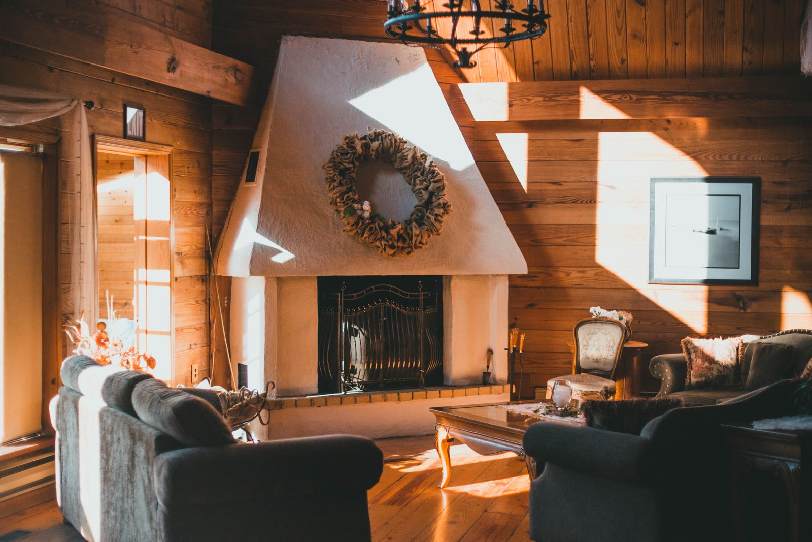 Warm, guest-ready mountain cabin living room